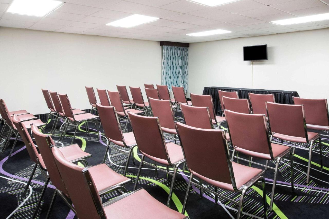 La Quinta Inn By Wyndham Davenport & Conference Center Экстерьер фото
