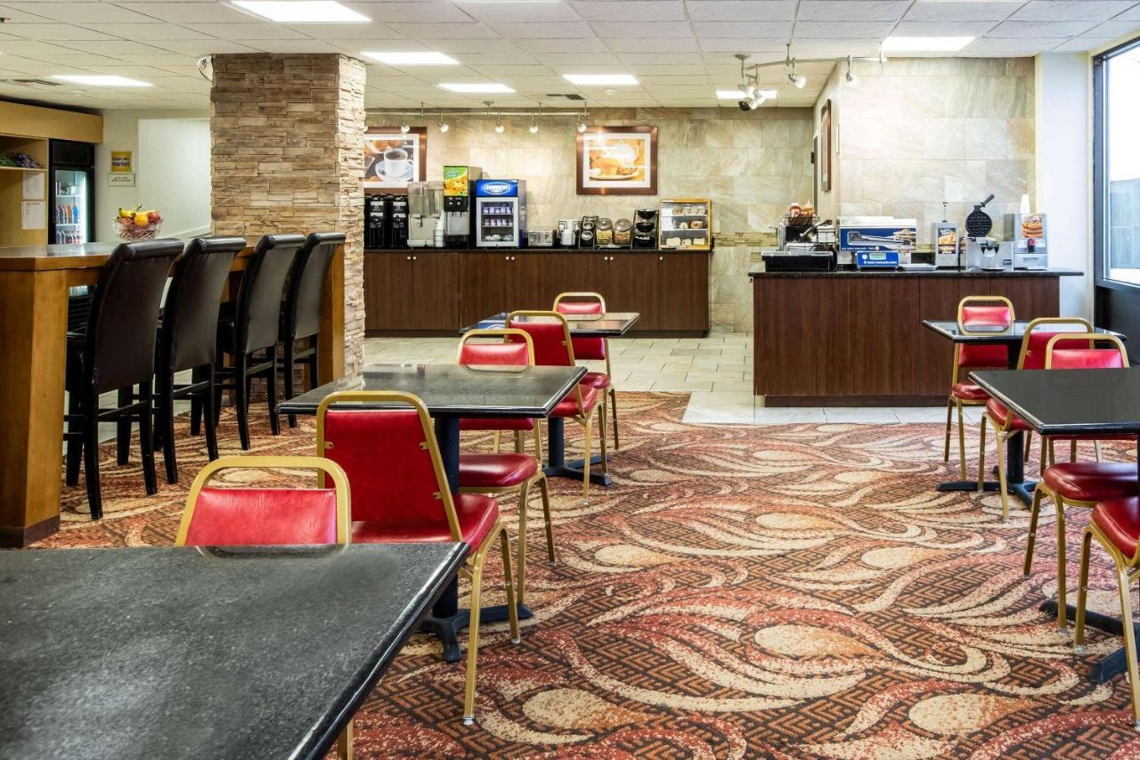 La Quinta Inn By Wyndham Davenport & Conference Center Экстерьер фото