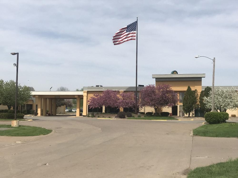 La Quinta Inn By Wyndham Davenport & Conference Center Экстерьер фото