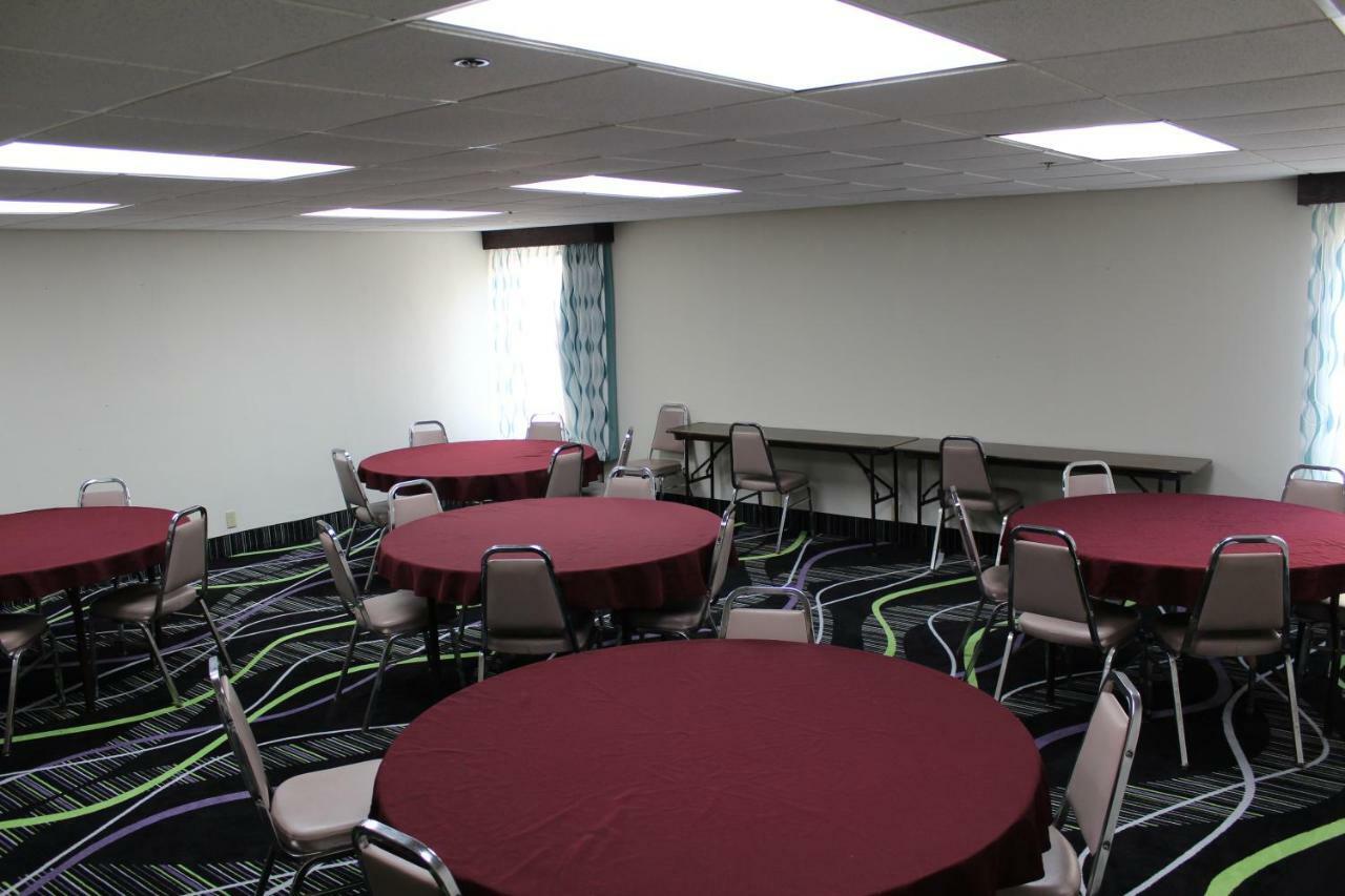 La Quinta Inn By Wyndham Davenport & Conference Center Экстерьер фото