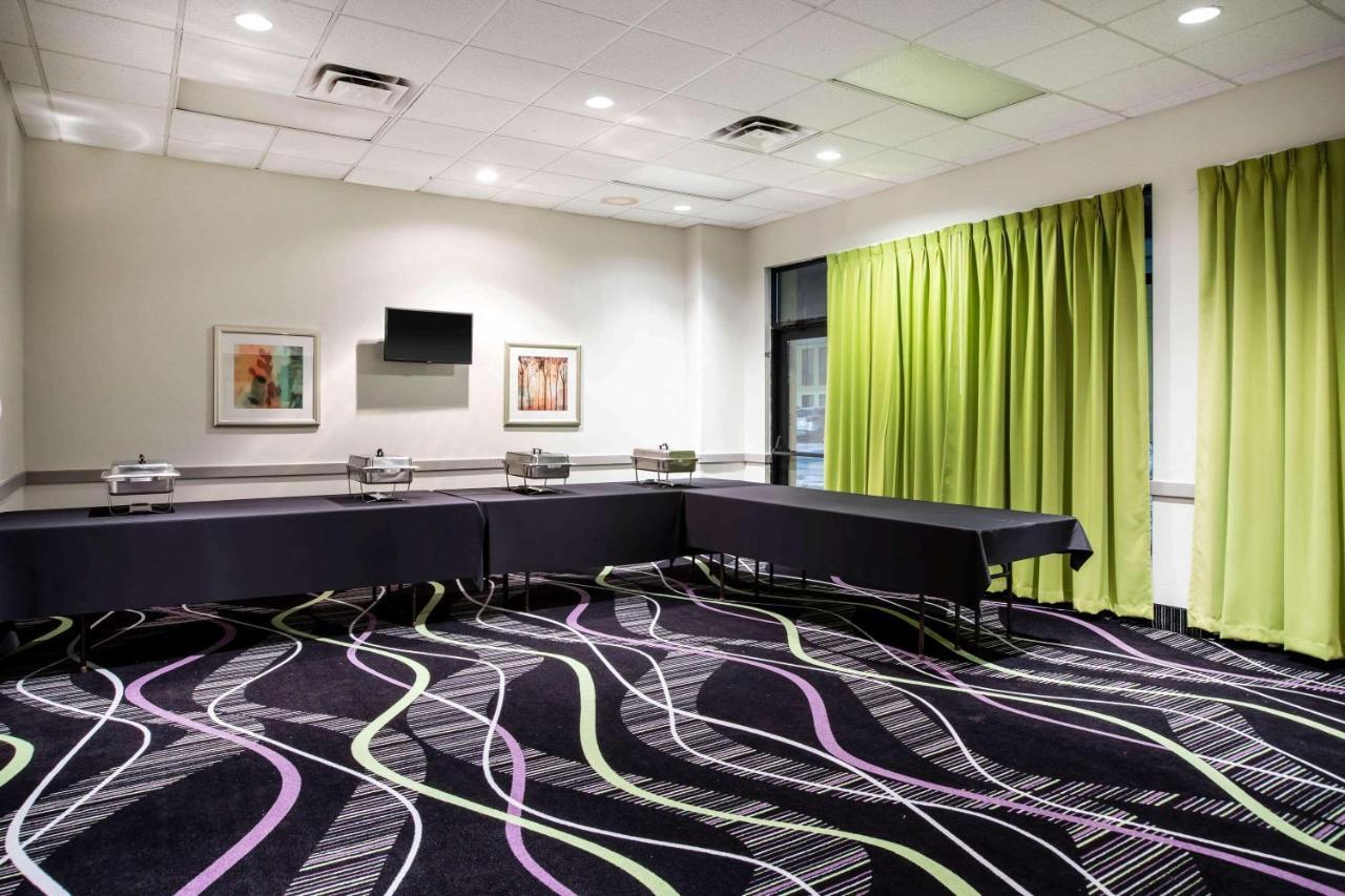 La Quinta Inn By Wyndham Davenport & Conference Center Экстерьер фото